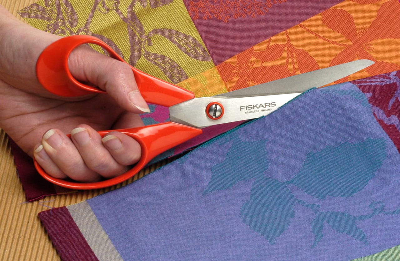 Le forbici Fiskars per la produzione di mascherine