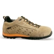 Al lavoro con una sneaker