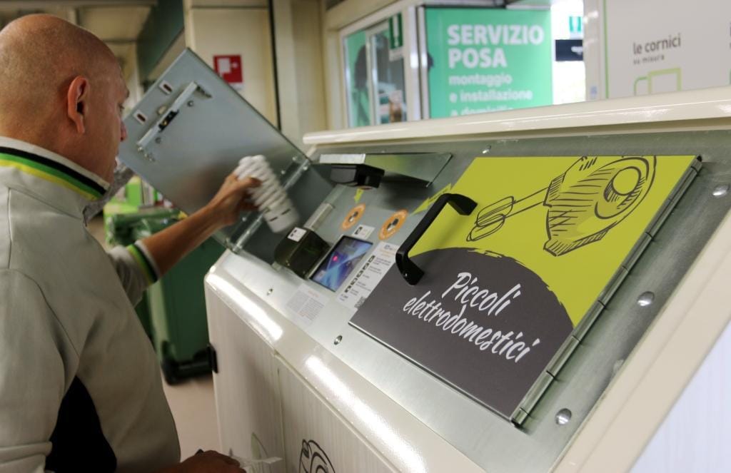 RAEE, l’Uno contro Zero è legge: i piccoli rifiuti elettronici si portano in negozio
