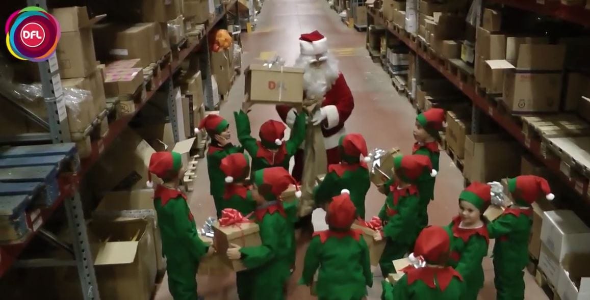 I piccoli Elfi nel video di Natale di DFL