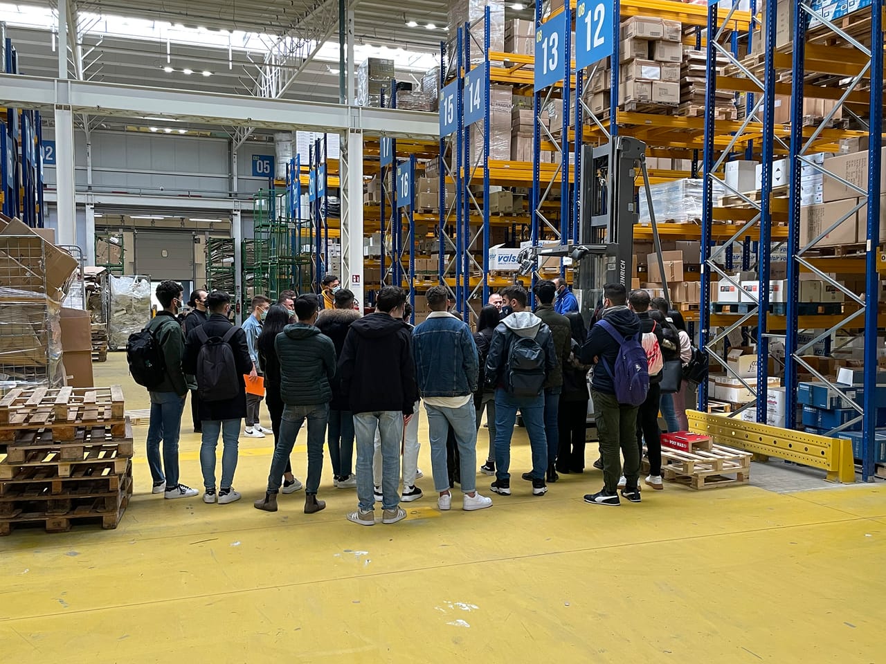Futuri ingegneri ospiti del centro logistico "FerNoi" di Raffaele SPA