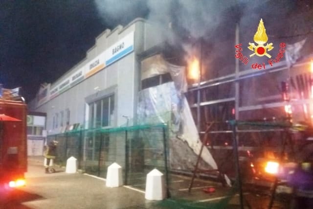 Incendio doloso al Pronto Hobby di Squillace (CZ)