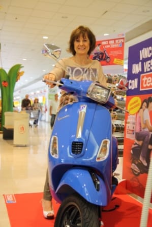 Tesa regala una Vespa