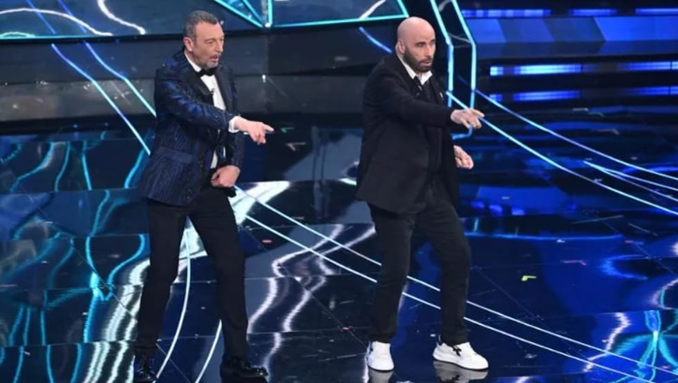 John Travolta sul palco di Sanremo con le scarpe U-Power: scoppia il caso