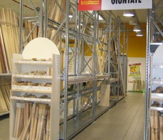 Centro bricolage vende attrezzature 17