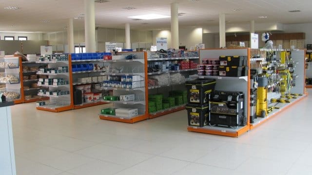 Intrac: scaffalature e banchi cassa per il punto vendita 2