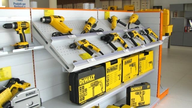 Intrac: scaffalature e banchi cassa per il punto vendita 3