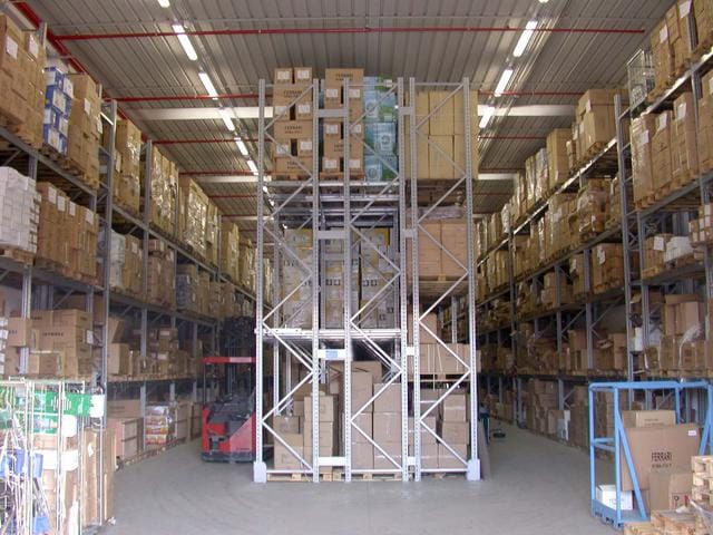 La merce sfiora gli scaffali: quando si dice velocità nelle consegne 8