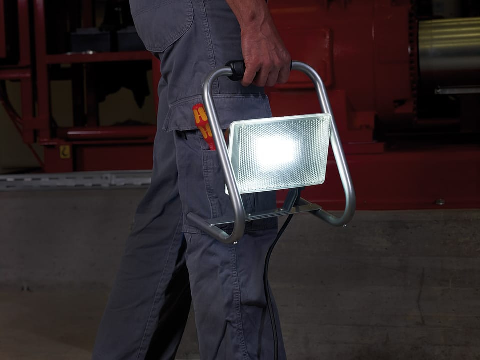 I proiettori a led portatili per gli artigiani 4