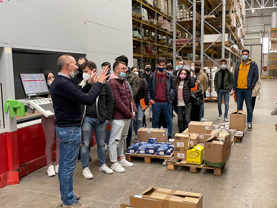 Futuri ingegneri ospiti del centro logistico "FerNoi" di Raffaele SPA  2