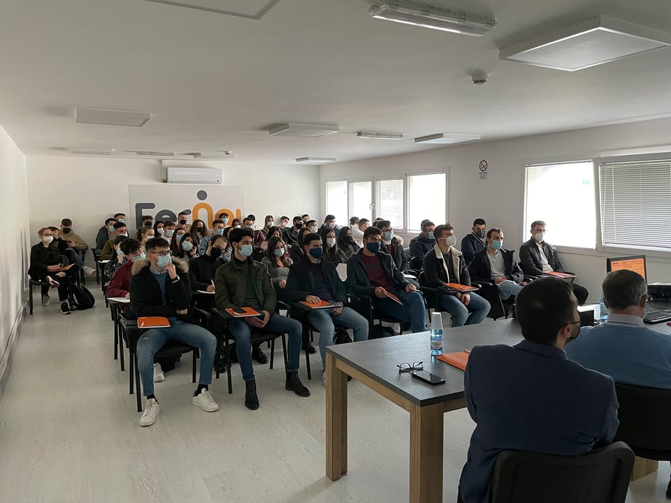 Futuri ingegneri ospiti del centro logistico "FerNoi" di Raffaele SPA  3