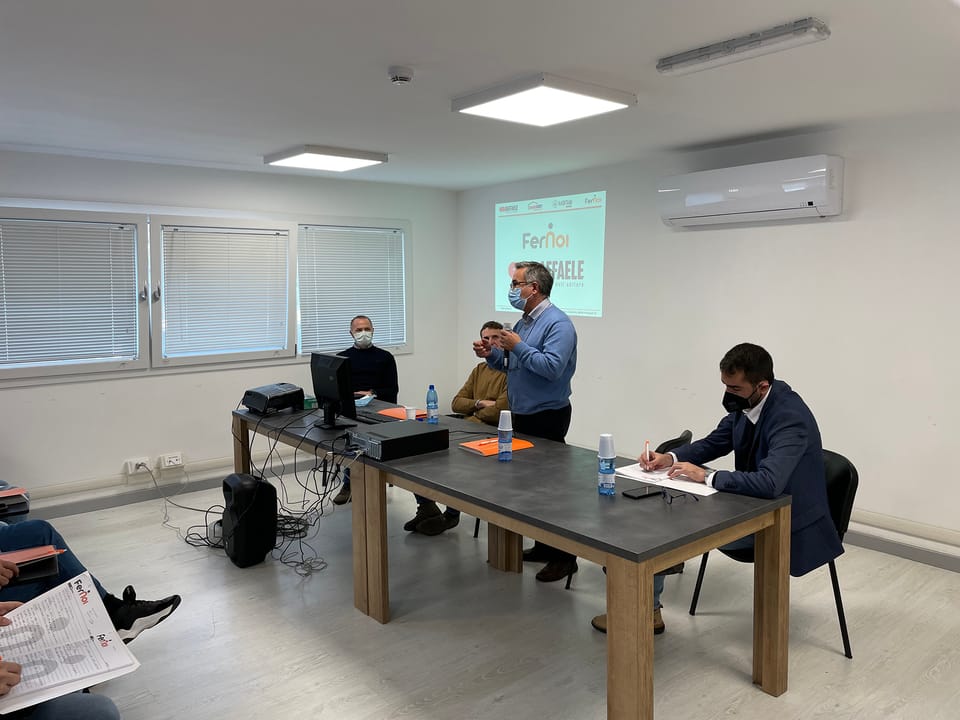 Futuri ingegneri ospiti del centro logistico "FerNoi" di Raffaele SPA  4